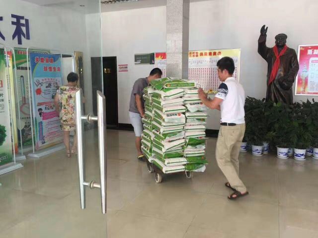 雨間歇，水未退；“聚”愛心，“寶”生活——聚寶金昊在行動