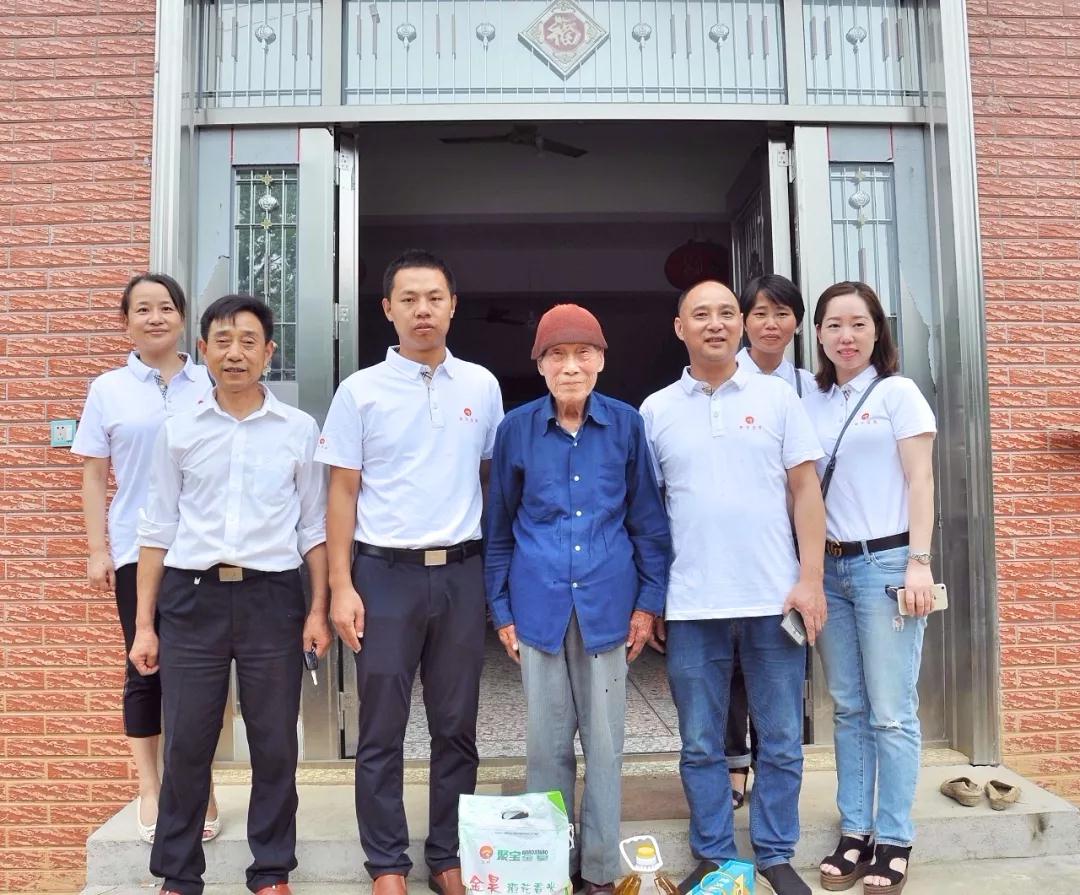 【千企幫千村，同心戰貧困】聚寶金昊公司赴幫扶村進行節日慰問