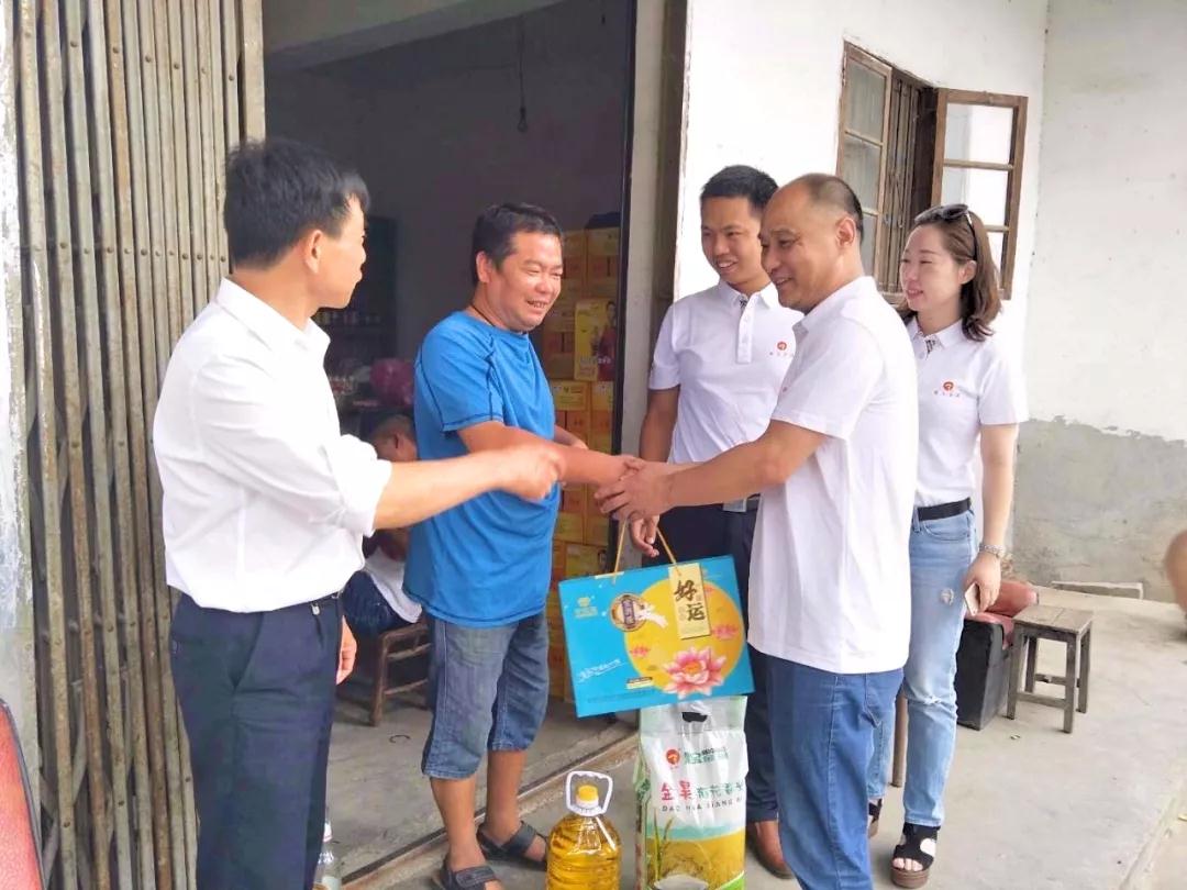 【千企幫千村，同心戰貧困】聚寶金昊公司赴幫扶村進行節日慰問